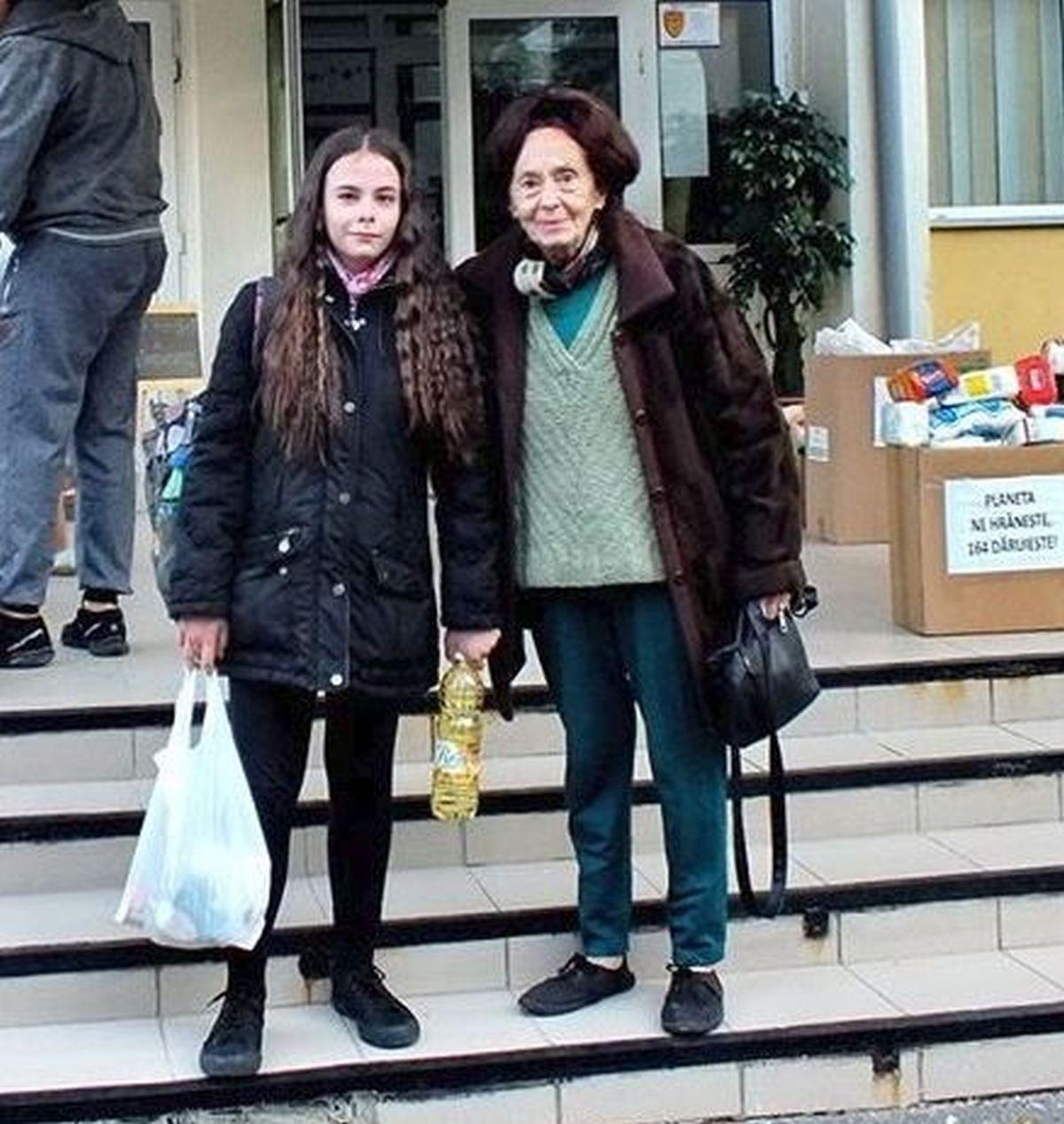 Жил с девушкой и ее ребенком. Адриана Илиеску. Элиза дочка Адрианы Илиеску. Адриана Илиеску дочь. Адриана Илиеску и ее дочь 2020.