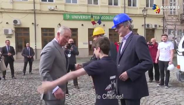 VIDEO! Primire românească, spontană: Un copil i-a sărit în brațe Prințului Charles, în timp ce acesta vizita Centrul Vechi al Capitalei