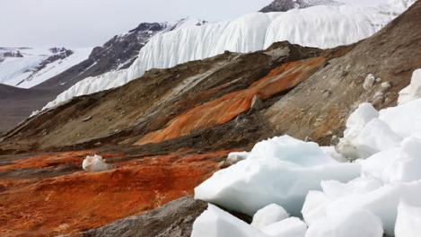 Antarctica, tărâmul înghețat de la capăt de lume, ascunde unul dintre cele mai frumoase fenomene ale naturii. "Cascada de Sânge", locul în care Maestrul s-a jucat cu pensula