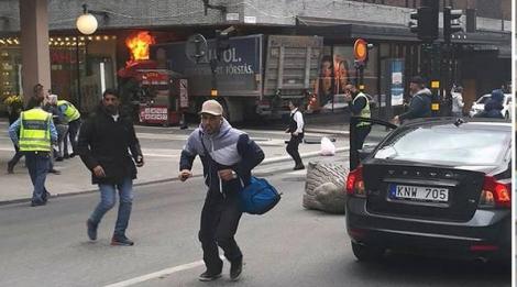 Atentat STOCKHOLM. Un camion a intrat în mulţime. Martor: "Am văzut cel puţin doi oameni striviţi sub roţi"