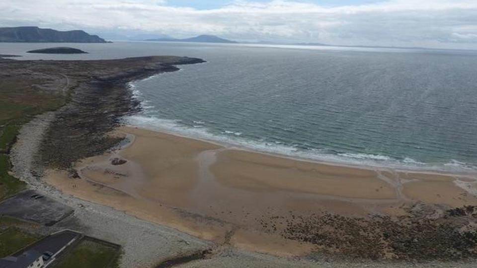 Incredibil! O plajă „înghițită” de ape din Irlanda a reapărut după fix 33 de ani!