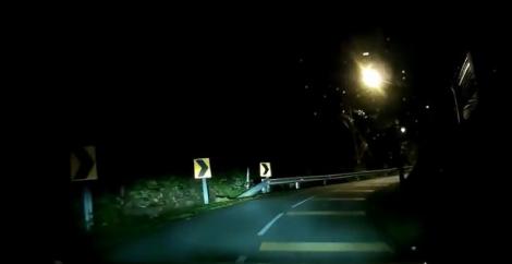 Un șofer a trăit clipe de groază după ce fantoma unei femei i-a apărut în drum! Strania întâmplare a fost filmată!