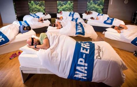 În sfârşit! S-a creat o sală de fitness ce oferă clase de somn pentru cei mai obosiţi dintre noi, uite cum funcţionează!