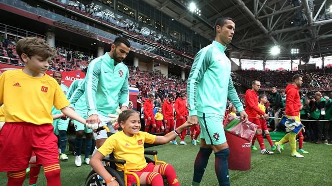 FOTO: Poţi să-l acuzi de multe lucruri, dar acum trebuie să-l aplauzi! Gest EMOŢIONANT făcut de Ronaldo la meciul cu Rusia