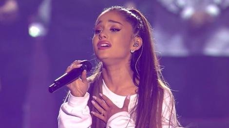 ”Inima mea a rămas acolo!” Ariana Grade nu și-a revenit din șoc după atentatul de la Manchester. Artista si-a făcut fanii să plângă