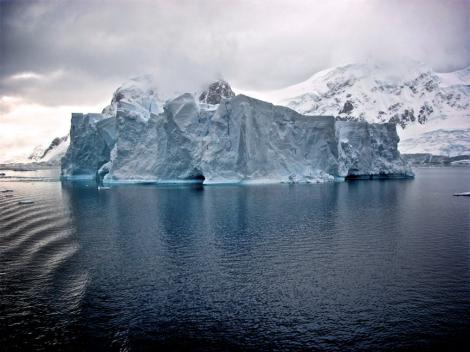 Un aisberg enorm, pe cale să se desprindă de Antarctica. Ar putea fi periculos!