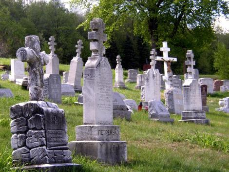 Imagine înfricoșătoare într-un cimitir! Camerele de supraveghere au surprins momentul în care o fantomă își face apariția!