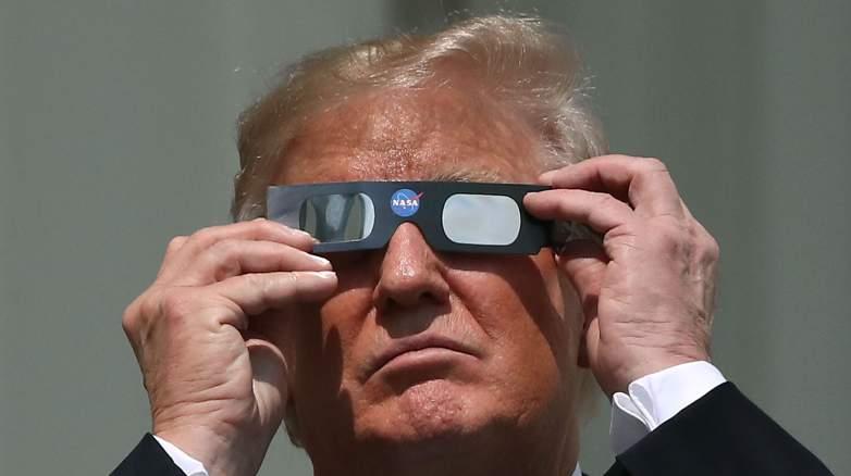 Hahaaaa! Durul Donald, cu ochii în soare: Trump a devenit ținta glumelor pe internet, după ce s-a uitat la eclipsă fără ochelari