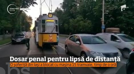 O șoferiță a reușit să blocheze 15 tramvaie, timp de o oră. Nu a parcat pe șine, așa cum vă așteptați