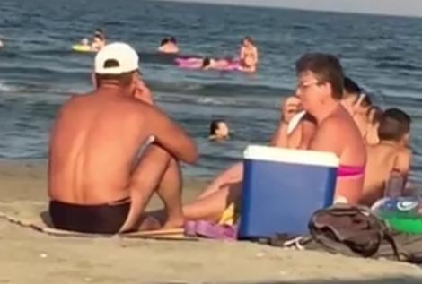 Doi turiști s-au apucat de spart semințe pe o plajă din Mamaia! Urmarea este de-a dreptul scandaloasă