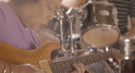 VIDEO! Nepoate, ascultă asta!!! La 81 de ani, o bunicuță care cântă rock la chitară face senzație pe internet