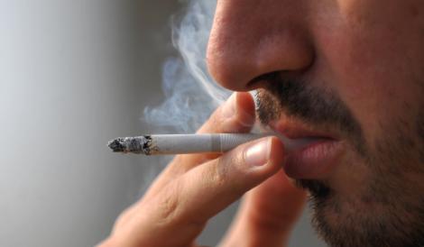 Legea ANTIFUMAT ar putea fi înăsprită! Va fi interzis fumatul şi în autoturisme