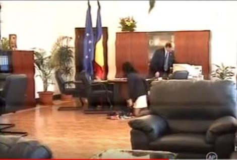 Imaginile UITATE cu Traian Băsescu. Ce făcea o tânără „reporteriță” sub biroul fostului primar al Capitalei