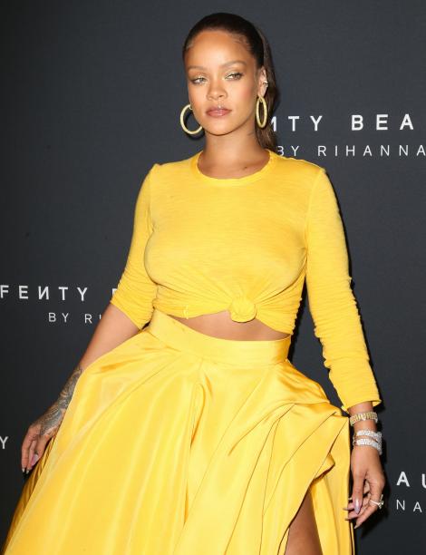 Rihanna a făcut senzație pe covorul roșu! A renunțat la sutien, iar bluza a lăsat la vedere mai mult decât trebuie