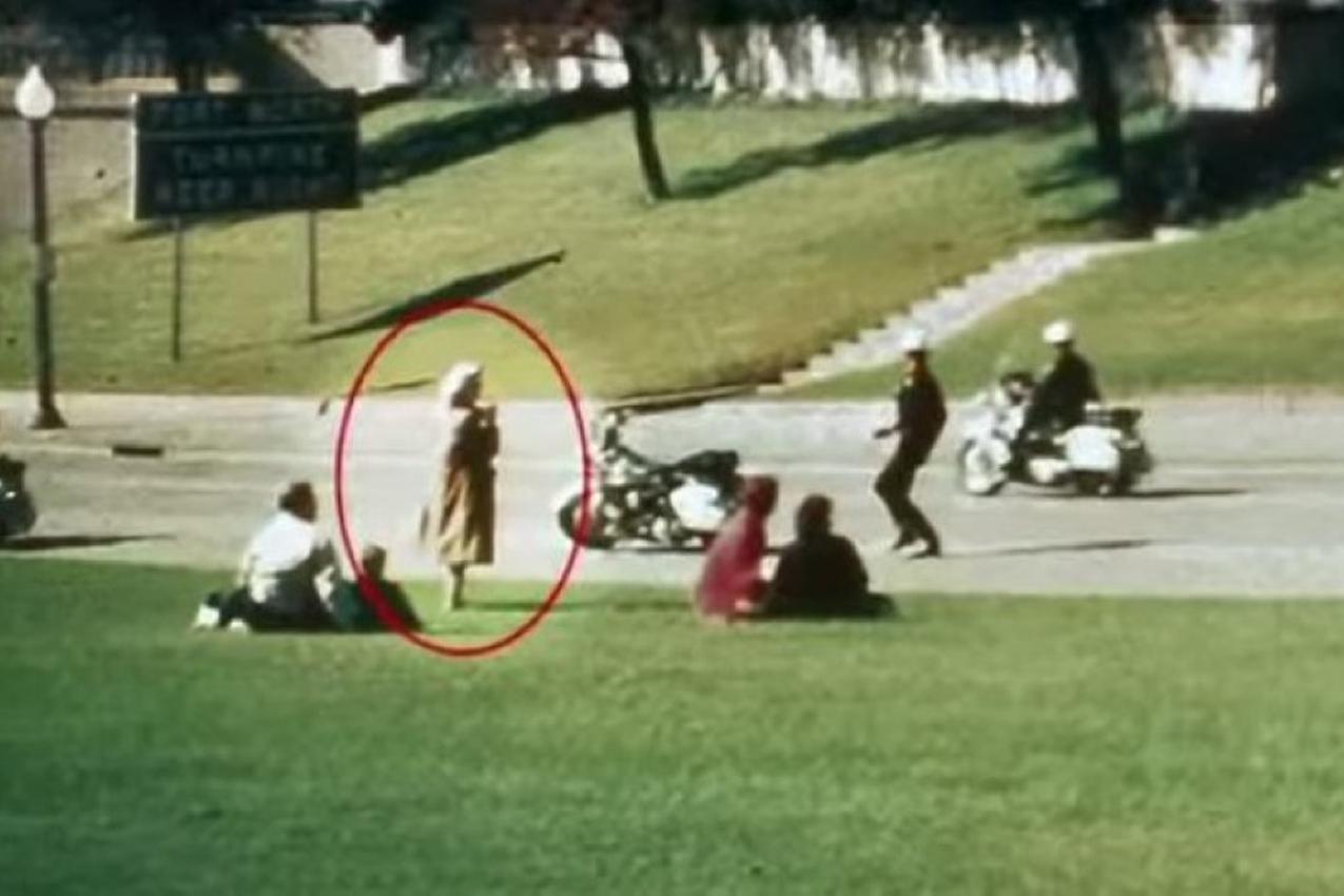 Cel mai mare mister al istoriei: ”Bunicuța”, femeia cu batic, care nu a existat niciodată și care a filmat uciderea lui Kennedy. S-a evaporat, deși apare în toate pozele