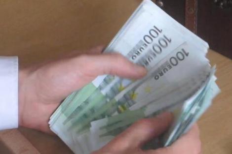 S-a petrecut în România! Ce i s-a întâmplat unei femei care a uitat într-un restaurant o geantă cu 16.000 de euro