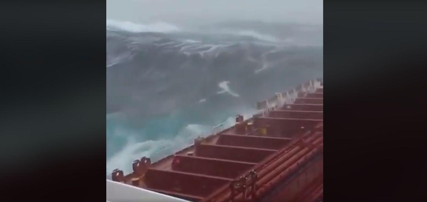 Încă un fenomen uluitor în Marea Neagră? Valuri de 20 de metri, surprinse în imagini apocaliptice