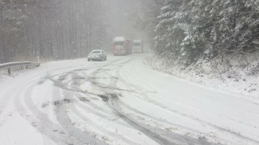 Ninge în continuare în România! Drumarii au intervenit cu 31 de utilaje de deszăpezire (VIDEO)