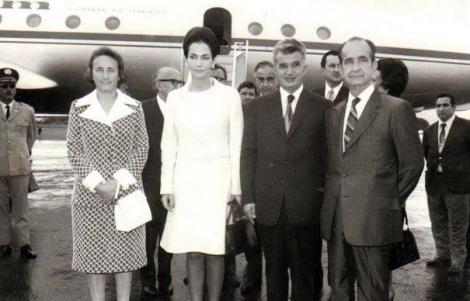 INCREDIBIL! Cine sunt oamenii cu care au pozat soții Ceaușescu și ce rol au avut în arestarea Elenei Udrea
