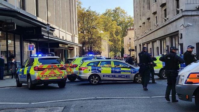 ALERTĂ la Londra! Un individ a atacat mai multe persoane cu o SABIE. Zona a fost evacuată
