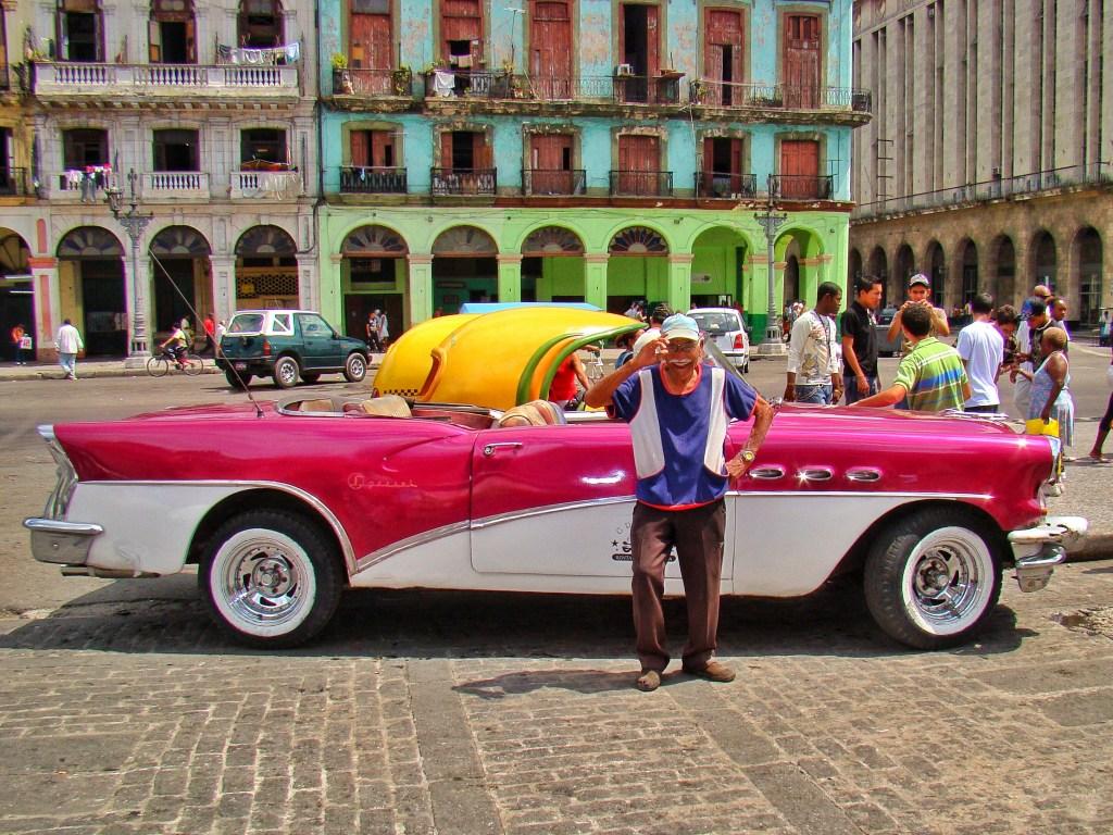 Bijuterii pe roți! Zeci de maşini de epocă s-au întrecut într-un raliu dedicat automobilelor clasice, organizat în Havana