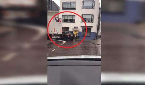 Șoferul unei mașini de lux și-a lăsat mașina parcată într-o zonă înterzisă! Lecția pe care i-a dat-o un curier o va ține minte TOATĂ VIAȚA! Vezi imagini video