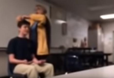 Scandalos! O profesoară a tuns un elev în fața clasei, împotriva voinței lui, în timp ce intona imnul național – VIDEO