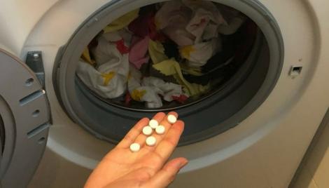 O femeie a pus aspirină în mașina de spălat și a așteptat! Surpriza a fost uriașă