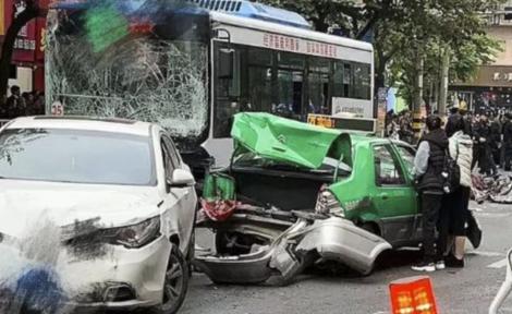 Opt morți și zeci de răniți, după ce un autobuz condus de un bărbat a intrat în pietoni, în estul Chinei