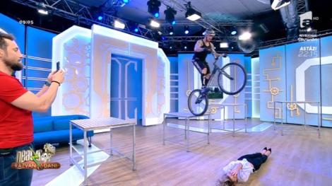 Gabi Orban, dublu deţinător de record mondial Guinness face demonstrații de sărituri cu bicicleta la Neatza cu Răzvan și Dani!  Este de-a dreptul spectaculos!