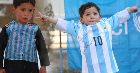 "Vor să-l răpească și să-l taie în bucățele!" Copilul afgan, care și-a făcut tricou cu Messi dintr-o pungă de plastic, amenințat cu moartea de talibani
