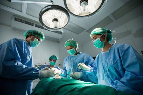 De ce medicii poartă halate verzi sau albastre, mai ales dacă intră în sala de operații! Răspunsul te va uimi!