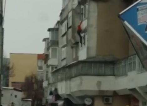 Scene desprinse dintr-un film de groază, la Roman! Un tânăr a fost filmat în timp ce își împinge tatăl pe geam! (VIDEO)