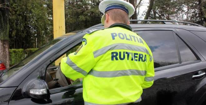 Un șofer a fost amendat de Poliția Română pentru ca nu a mers cu mașina pe partea plină de gropi a drumului: "Agentul a acţionat corect"