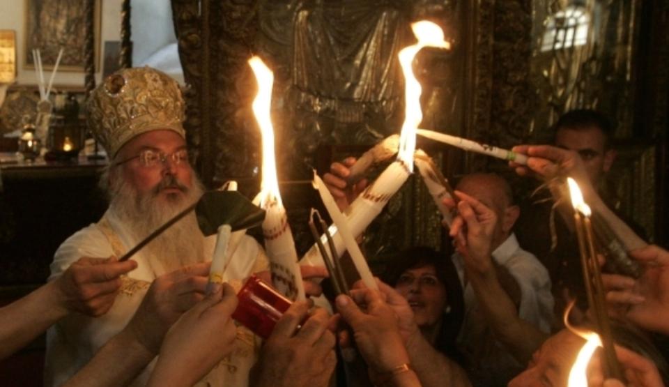 Mitul a fost spulberat! Un preot a dezvăluit SECRETUL Luminii Sfinte de la Ierusalim: ''Dumnezeu face minuni, dar nu pentru plăcerea celor din jur''