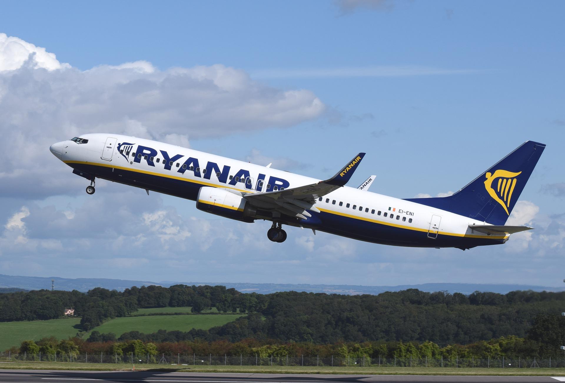 Călătorești cu Ryanair? Iată câte bagaje de mână ai voie să îți iei