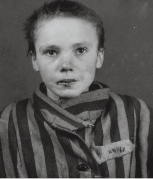 PoÅ£i Privi Doar DacÄƒ Esti Puternic Fotografii Socante Cu O TanÄƒrÄƒ InchisÄƒ La Auschwitz Au Prins ViaÅ£Äƒ Au Lovit O Cu Un BÄƒÅ£ In Cap Si A Sters Lacrimile Si Sangele De Pe Chip