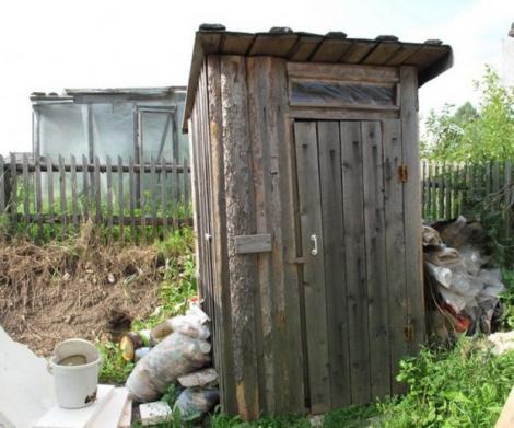 Se trăieşte ca în Evul Mediu. Localitatea din România în care mii de familii nu au apă curentă, electricitate şi încă folosesc WC-ul din curte