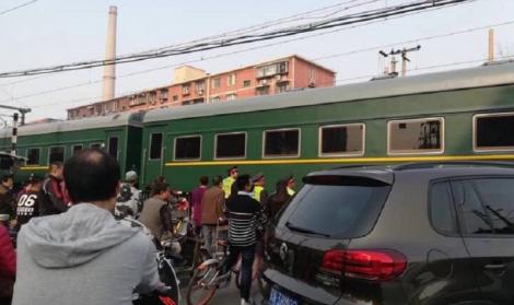 Autoritățile sunt în alertă. Un tren misterios a oprit în gară. Oamenii bănuiesc că în garnitură se află Kim Jong Un