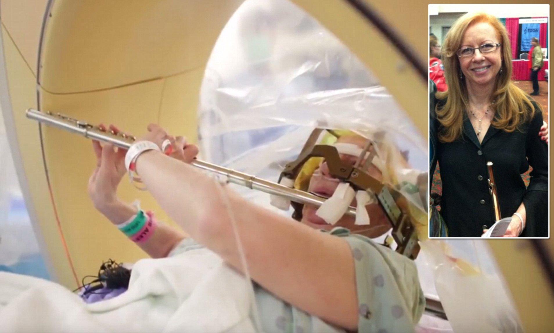 Video! Intervenție pe creier în acorduri de flaut! O pacientă a cântat în timp ce era operată
