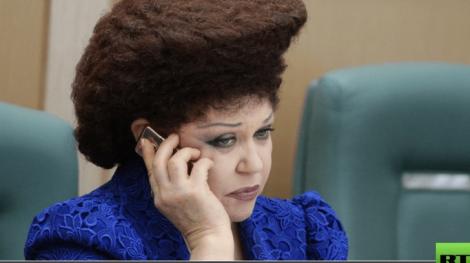 "Coafura rezistă!". După Viorica Dăncilă, o senatoare este ținta ironiilor. Coafura ei a devenită virală pe internet: "Părul meu e doar ondulat"