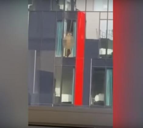 Imagini scandaloase! Un cuplu a fost filmat în timp ce făcea dragoste la geamul unui hotel  (VIDEO)