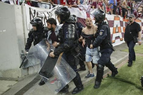 Noi incidente la meciul CSA Steaua-Academia Rapid. Fanii stelişti au aruncat cu scaune în jandarmi - VIDEO