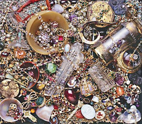 Sute de perle, inele și broșe cu o valoare uriașă! Comoară veche de mii de ani, escoperită de un copil de 13 ani
