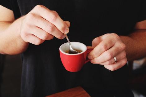 Ce se întâmplă dacă pui scorțișoară în cafea, timp de mai multe zile! Efectele sunt clare