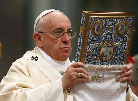 Mii de creștini ortodocși, scandalizați! Informația care a explodat: "Papa Francisc vrea să anuleze Biblia"