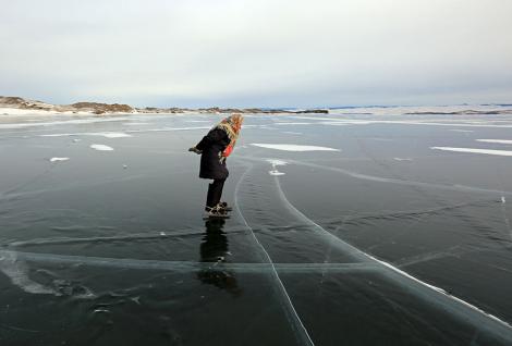 O bunicuță din Siberia uimește! Patinează zilnic pe cel mai adânc lac din lume.