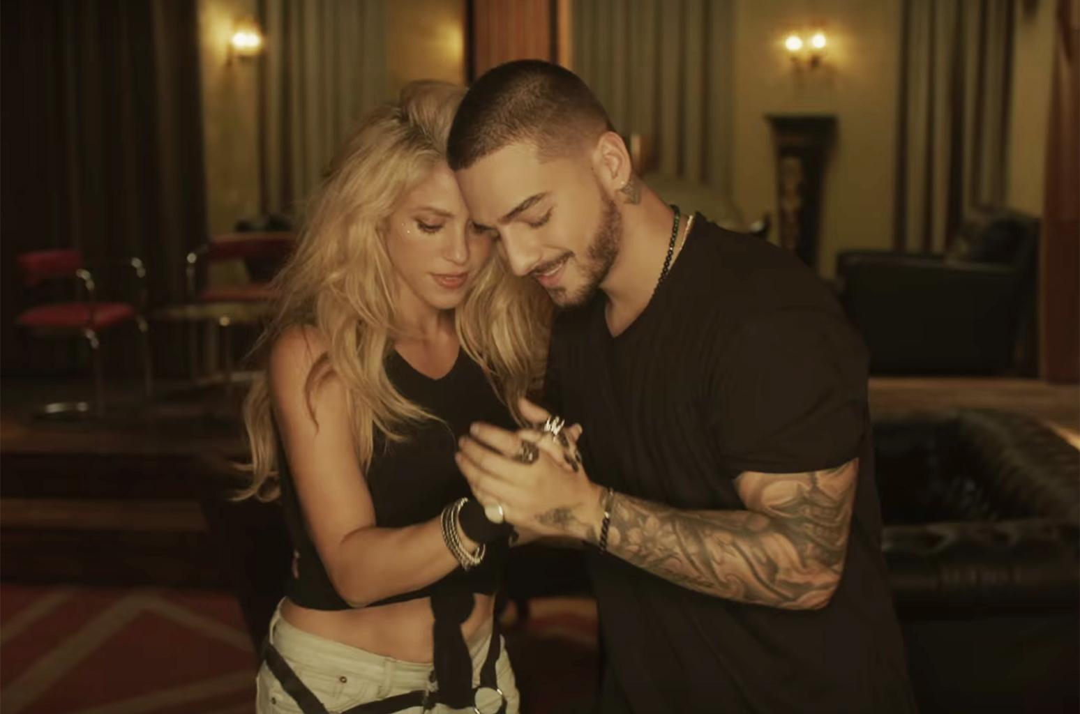 Maluma. Maluma в клипе с шакирой. Shakira feat maluma. Maluma shakira. Shakira feat maluma.