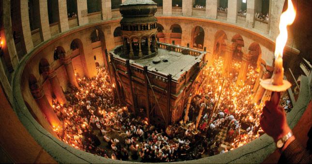 PAȘTE 2018. Lumina Sfântă s-a aprins în Biserica Mormântului Sfânt din Ierusalim. Cum se aprind singure cele 33 de lumânări  ale Patriarhului. VIDEO