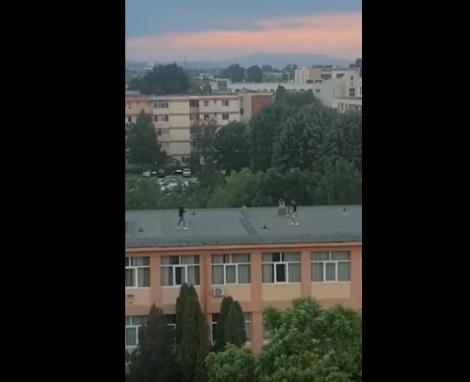 Meci de fotbal, pe acoperișul unei şcoli din Piteşti. Doi copii au fost filmaţi, în timp ce se jucau: "S-au folosit de nişte tomberoane" (VIDEO)
